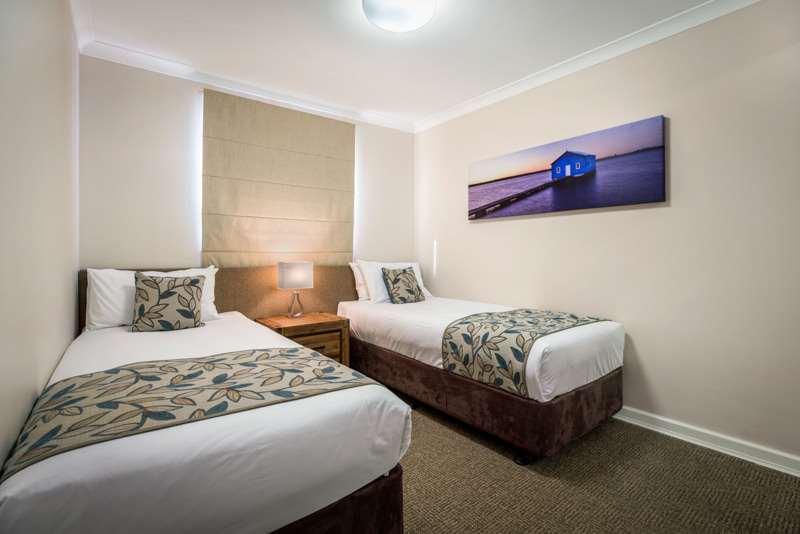 Broadwater Resort Como Perth Room photo